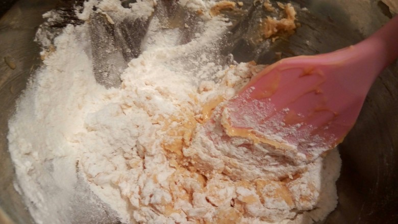 花生奶油小饼干,用橡皮刮刀轻轻搅拌,