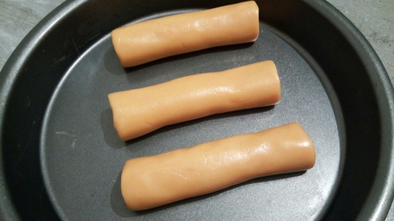 花生奶油小饼干,这是搓好的3个,盖保鲜膜,放冰箱的冷冻室,冷冻1.5个小时以上,直到变得坚硬,切的时候才不容易散,