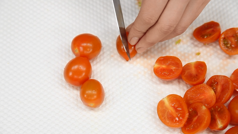 简约生活;素食沙拉!,<a style='color:red;display:inline-block;' href='/shicai/ 3438'>圣女果</a>切成两半