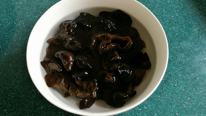 五花肉炒刀豆木耳,干<a style='color:red;display:inline-block;' href='/shicai/ 233'>木耳</a>提前3-4小时用凉水泡发。