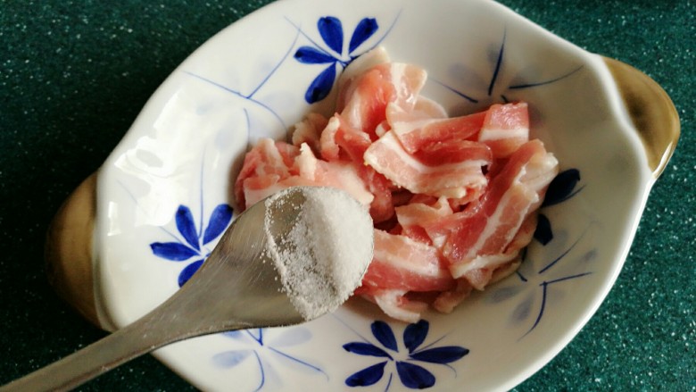 五花肉炒刀豆木耳,五花肉加入料酒和盐。