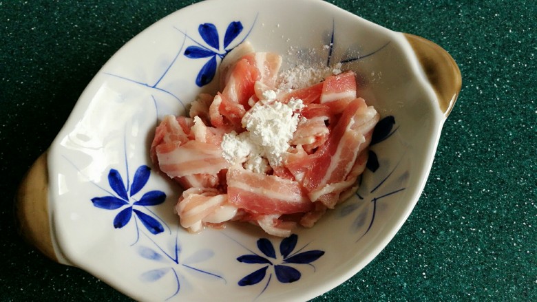 五花肉炒刀豆木耳,再加入少许淀粉拌匀。