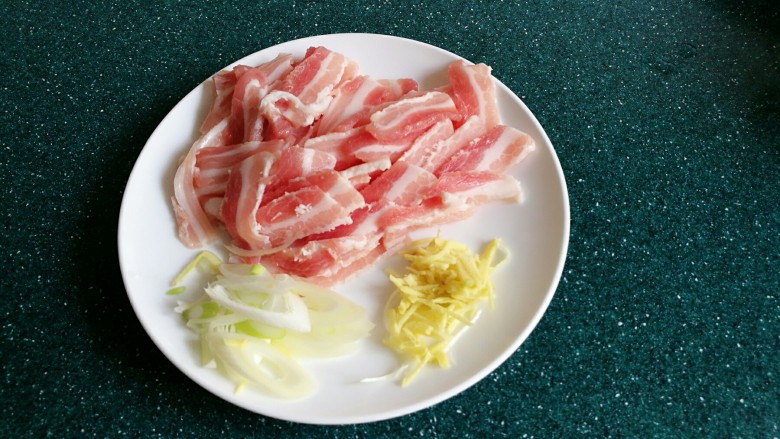 五花肉炒刀豆木耳,<a style='color:red;display:inline-block;' href='/shicai/ 428'>五花肉</a>切薄片，<a style='color:red;display:inline-block;' href='/shicai/ 3250'>葱</a><a style='color:red;display:inline-block;' href='/shicai/ 37'>姜</a>切丝。