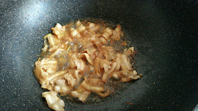 五花肉炒刀豆木耳,加入<a style='color:red;display:inline-block;' href='/shicai/ 788'>生抽</a>和小半炒勺热水。