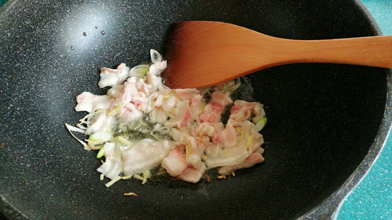 五花肉炒刀豆木耳,放入五花肉片翻炒。