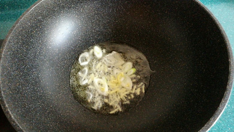五花肉炒刀豆木耳,炒锅放油,加入葱姜丝爆香。