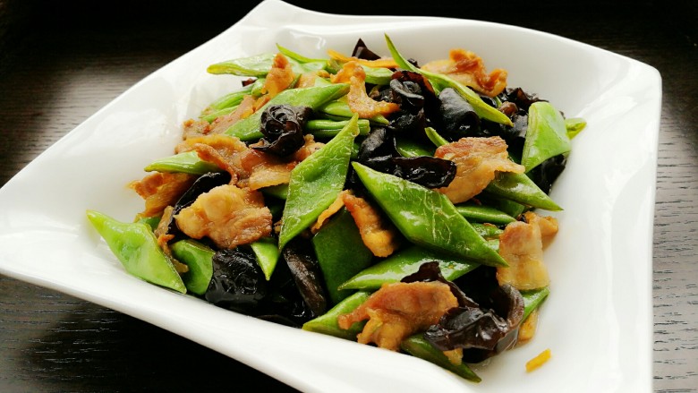 五花肉炒刀豆木耳,炒至刀豆熟透出锅。
