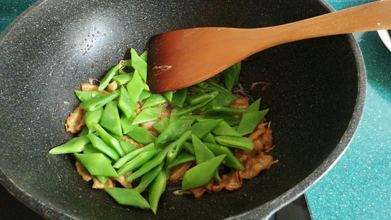 五花肉炒刀豆木耳,放入刀豆。
