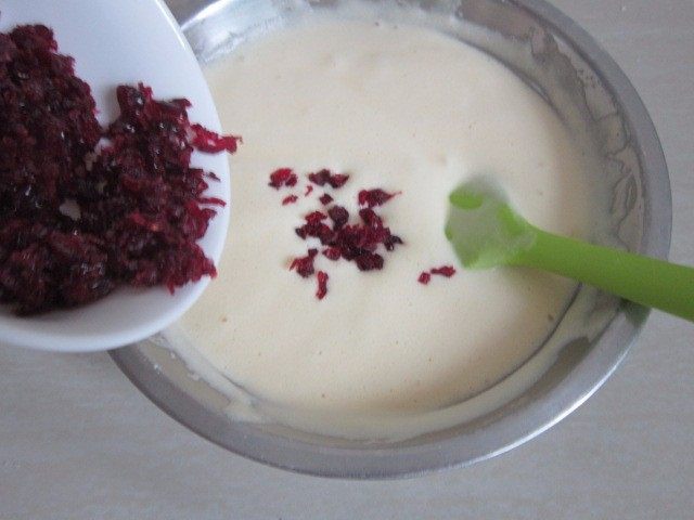 蔓越莓蛋糕卷,将切碎的蔓越莓倒入蛋糕糊,快速翻拌几下。