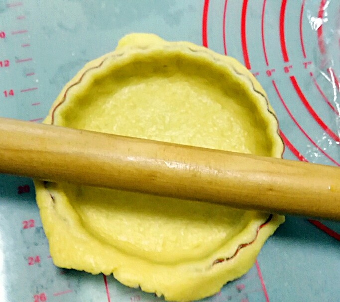 香蕉派,用擀面杖在派盘表面擀一下,轻松去除多余派皮