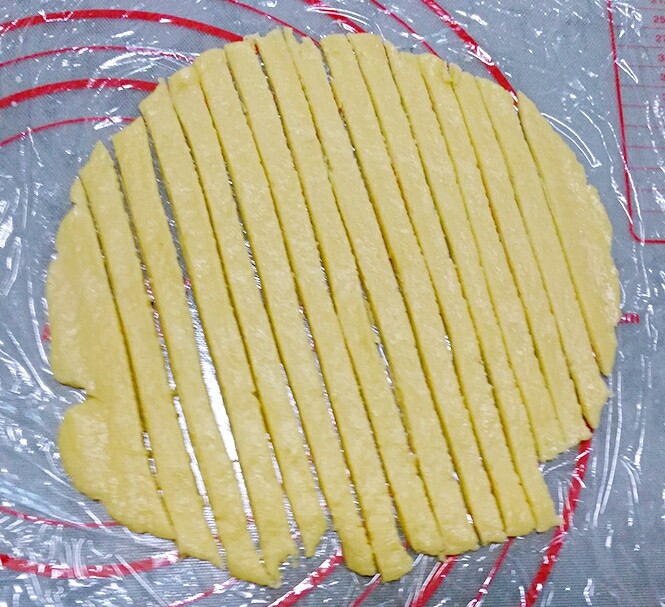 香蕉派,将多余面团擀薄,切条