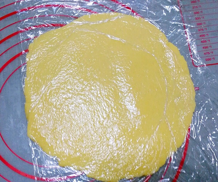 香蕉派,将冷藏后的面团隔着保鲜膜,用擀面杖擀薄