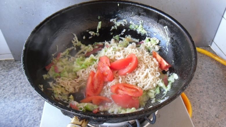 白菜丝炒面,放入西红柿