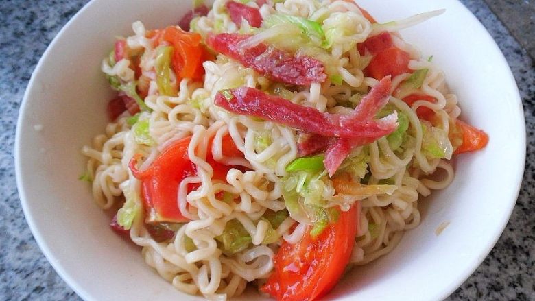 白菜丝炒面, 出锅盛入碗中,即可上桌品味