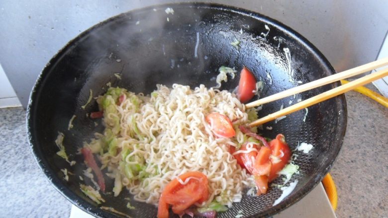 白菜丝炒面, 翻炒均匀,即可关火