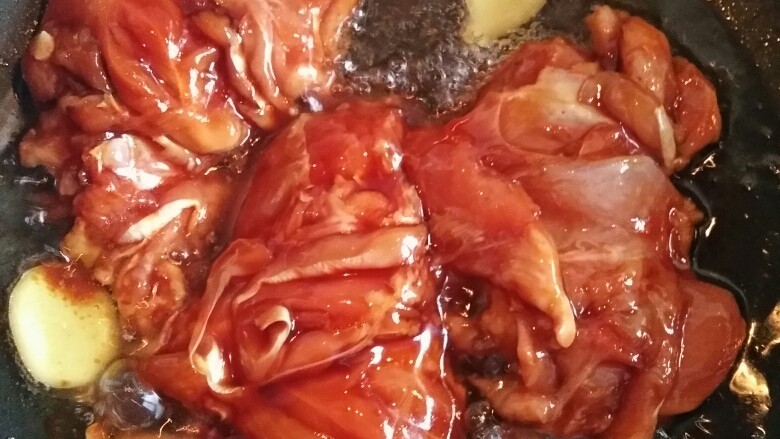 照烧鸡腿,鸡皮那一面向下,煎至金黄