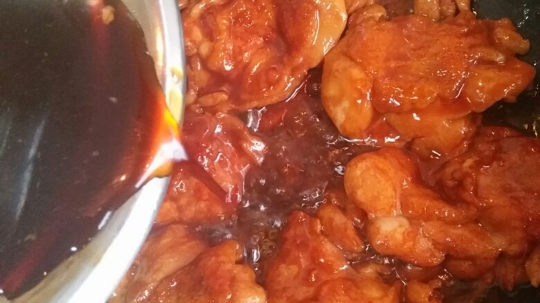 照烧鸡腿,倒入腌肉的汤汁,小火煮几分钟,再大火收干,建议留一点汤汁,拌米饭杠杠滴!