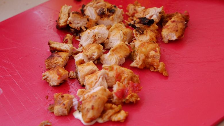 秘制异国风味鸡胸肉腌料&绝佳搭配
(减肥必备),放凉后切碎成丁
