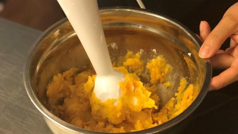 超简单甜品——芋圆,可手捏,使用料理机搅拌,使果肉更细腻