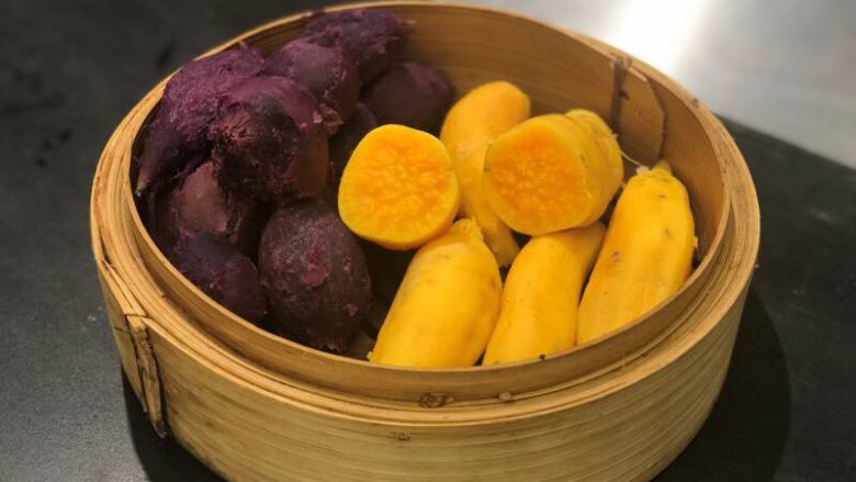 超简单甜品——芋圆,蒸好
因为紫薯和红薯本身的含水量不同,所以我们必须分开制作