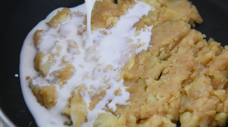 KFC土豆泥原来是这样做的,入口细腻好吃,倒入80g牛奶,炒成糊状,盛入碗中