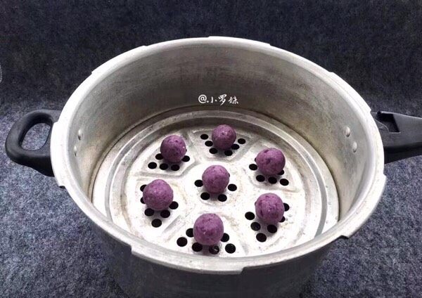 紫薯椰蓉球,做好的紫薯球放锅里蒸5~8分钟,看搓圆球大小分别选择蒸煮时间。