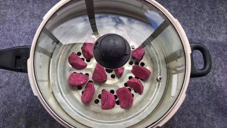 紫薯椰蓉球,蒸锅内添加适量清水。紫薯片放入蒸锅里,盖上盖子蒸20分钟左右。