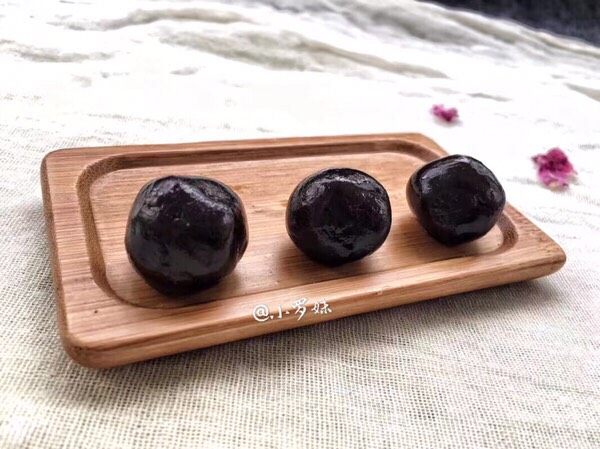 紫薯椰蓉球,豆沙同样搓成大小一致的小圆球。