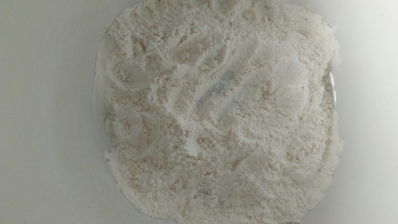 一口福州包,下面是做面皮的部分,把面粉用筛网过筛,加入1g盐和2g<a style='color:red;display:inline-block;' href='/shicai/ 846'>色拉油</a>轻轻搅拌均匀。