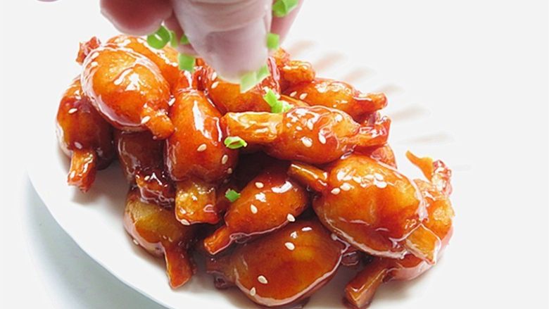 果子版开胃的素糖醋排骨,裹色均匀后关火出锅装盘,洒上<a style='color:red;display:inline-block;' href='/shicai/ 678'>白芝麻</a>和葱花点缀即可