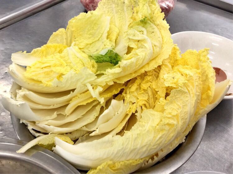 正宗的扬州特色菜-红烧狮子头,煮的时候可以清水或高汤,煮开后放肉圆,把蔬菜铺在肉圆的上面,小火炖一个半小时左右。