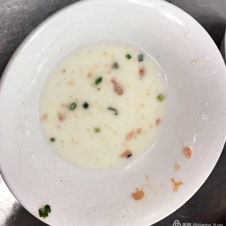 正宗的扬州特色菜-红烧狮子头,准备淀粉水,手上沾点淀粉水再抓肉馅,防止粘手。