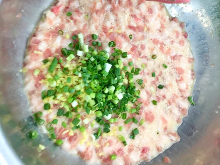 正宗的扬州特色菜-红烧狮子头,放葱姜。