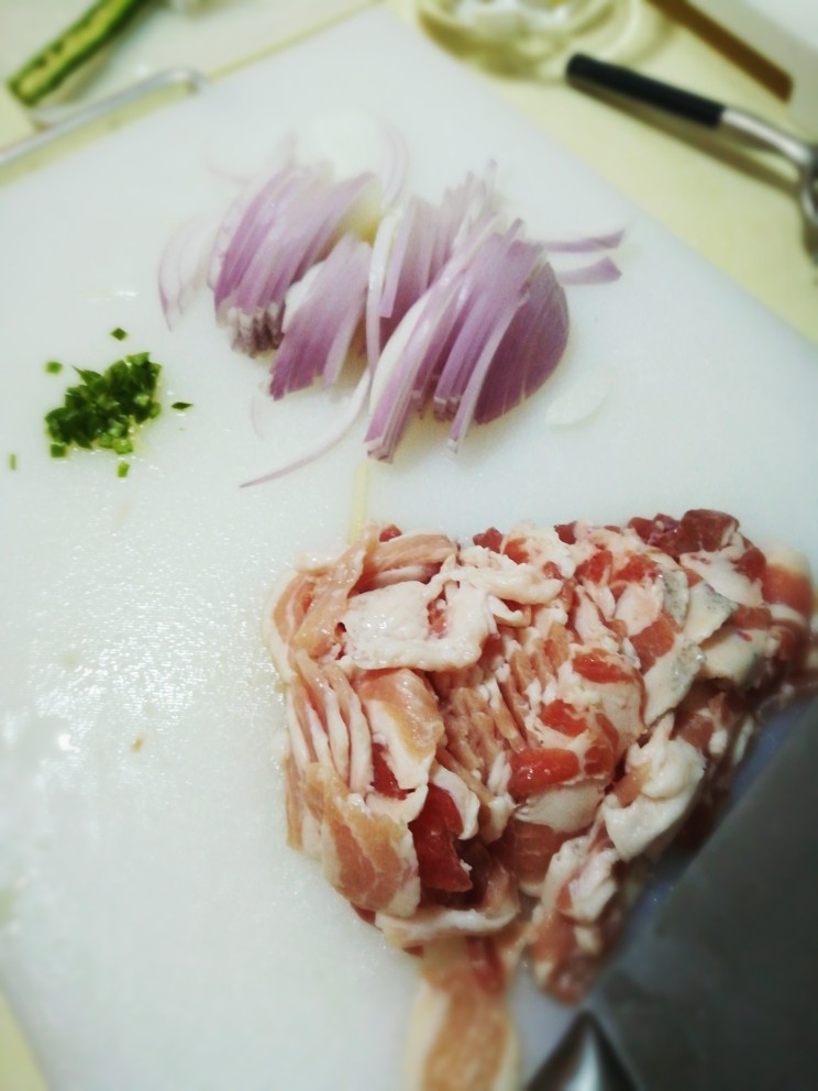 洋葱炒五花肉,<a style='color:red;display:inline-block;' href='/shicai/ 428'>五花肉</a>切片，<a style='color:red;display:inline-block;' href='/shicai/ 29'>洋葱</a>切丝待用。