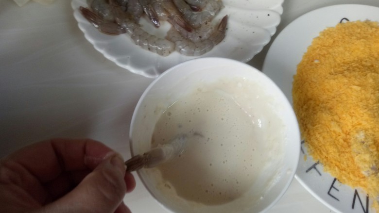 黄金炸虾,抓住那一节虾尾巴,在炸粉糊里面裹上一圈,都裹上糊糊