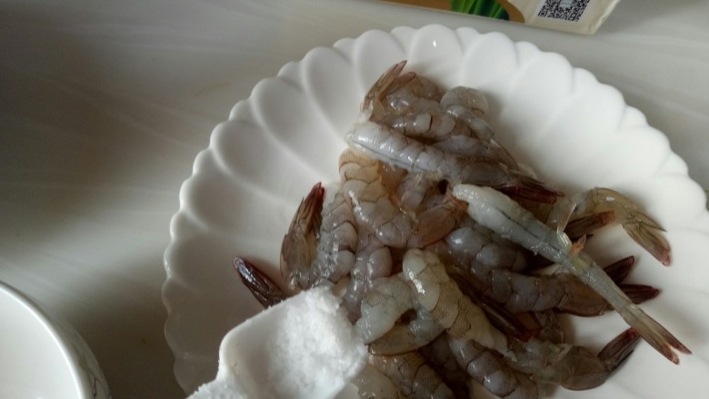 黄金炸虾,又一点盐料酒腌一下,10分钟就好了