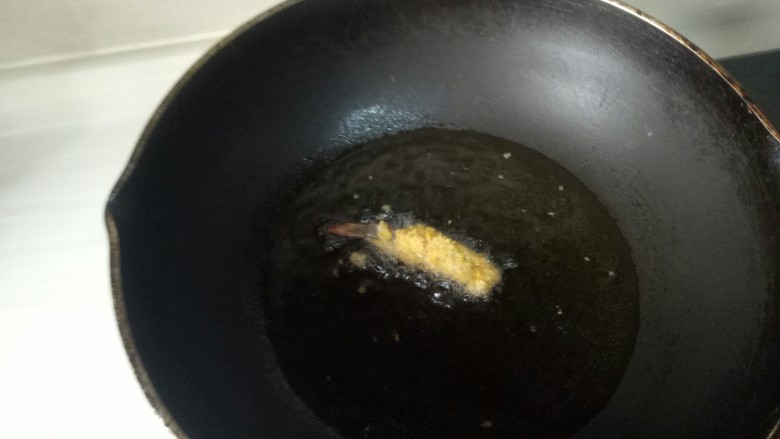 黄金炸虾,油烧热了,一开始用一个虾测试油温,虾周围有泡泡这样就好了,