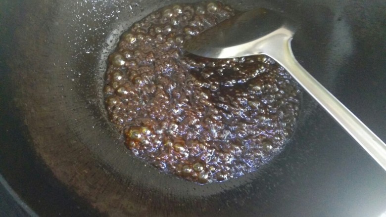 黄焖鸭块,把调料放到锅里熬粘稠,边熬制边用铲子推动,以免糊锅