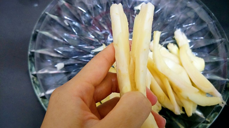 酸辣爽口仔姜,晾干水分后借助水果刀撕成想要的粗细条,如果是晒过的就比较好撕。