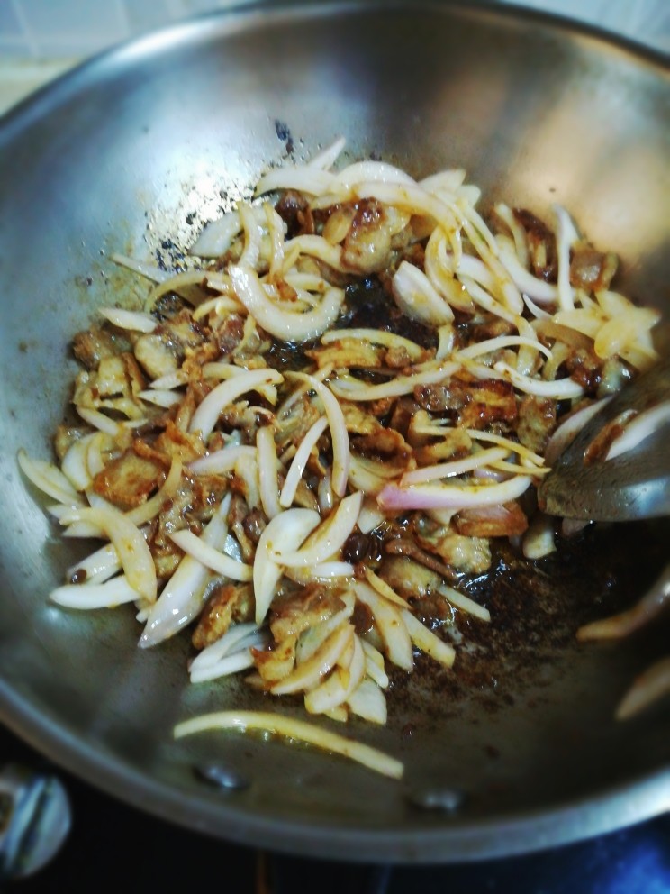 洋葱炒五花肉,加入洋葱继续翻炒。