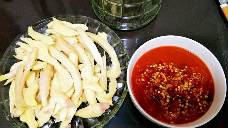 酸辣爽口仔姜,腌制好的仔姜盛出来,倒掉腌出来的水,准备剁辣椒,我这剁辣椒做的时候加了盐巴,腌制好的仔姜也有些咸味,做的时候可以尝一下不够可以加些盐巴。