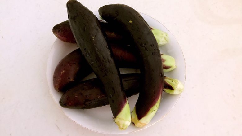 饭菜一锅端 东北大丰收,茄子去蒂,清洗干净
