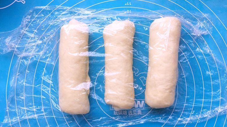 酸奶吐司(一次发酵法),全部卷好后,收口向下,盖上保鲜膜松弛10min