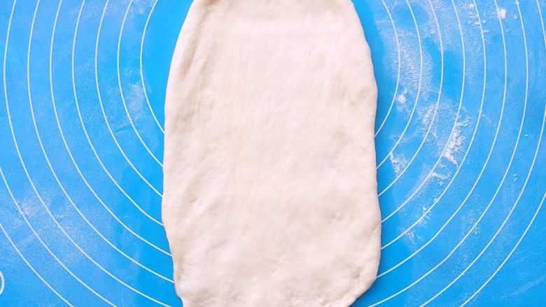 酸奶吐司(一次发酵法),用擀面杖擀开成长舌状