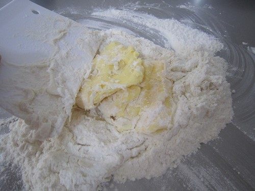 咬一口酥软掉渣的蛋黄酥,用压板翻压,不用手搓揉匀