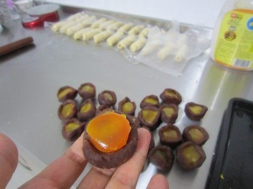 咬一口酥软掉渣的蛋黄酥,趁着面团松弛的功夫将豆沙馅按成一个窝状,放上一颗蛋黄