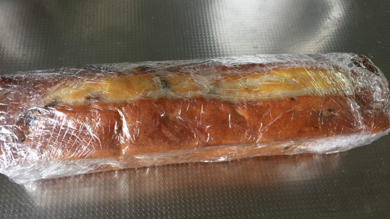 干果核桃磅蛋糕,在磅蛋糕还温热的时候,就包好保鲜膜,静置回油2天后等待味道融合再食用,风味更佳