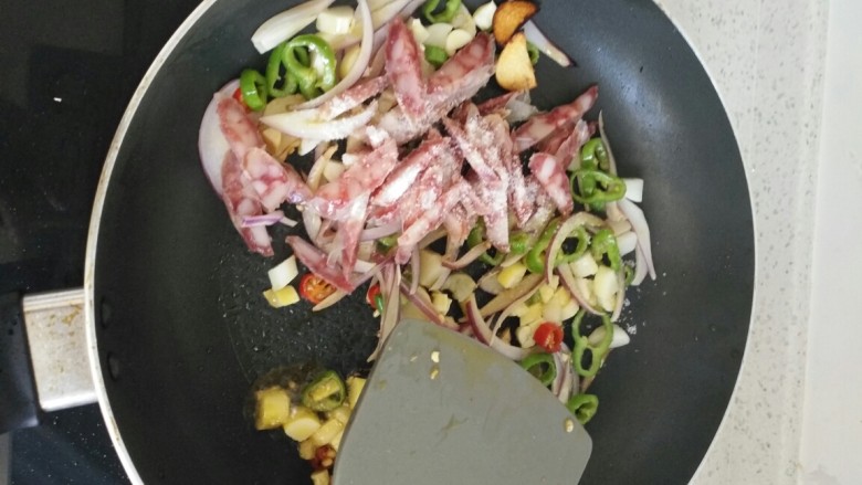 寸肠闷饭,然后下其他食材炒香,最后放盐,倒点酱油翻匀就关火了。