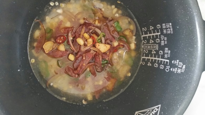 寸肠闷饭,把炒香的食材倒进电饭锅,不须搅拌,煮的时候自然会散开的。我家的电饭锅有快速煮饭功能,15分钟搞定。