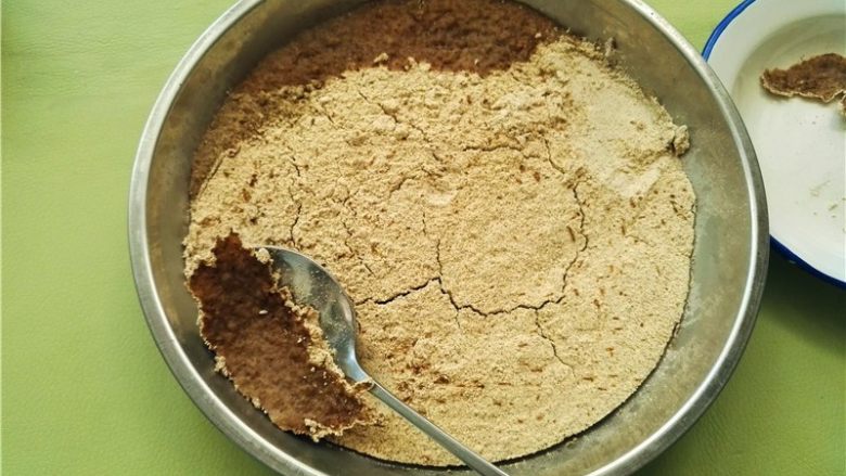 香油豆沙馅绿豆糕,上面没有盖保鲜膜,表面会结硬皮(滴水的部分变湿了);